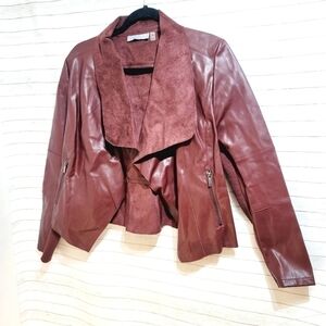 BAGATELLE FRONT OPEN DRAPE FAUX SUEDE JACKET, IN MAROON, SZ MEDIUM